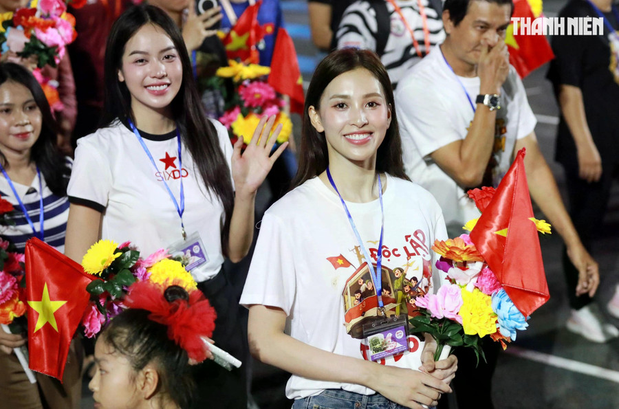 Hoa hậu Trần Tiểu Vy với nụ cười rạng rỡ nổi bật trong khối văn nghệ sĩ tham gia buổi diễu hành. Không chỉ tham gia đoàn diễu hành với tư cách đại diện cho khối văn nghệ sĩ, những người đẹp này còn mang theo tinh thần của một thế hệ trí thức trẻ – những người dùng nghệ thuật làm cầu nối để lan tỏa bản sắc Việt với bạn bè quốc tế, kết nối văn hóa dân tộc với cộng đồng