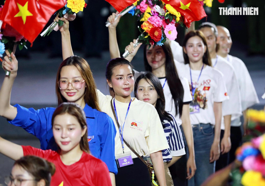 Ngọc Châu cũng là một trong những hoa hậu tham gia diễu hành, cô cùng nhiều nghệ sĩ góp mặt trong buổi tổng hợp luyện diễu binh