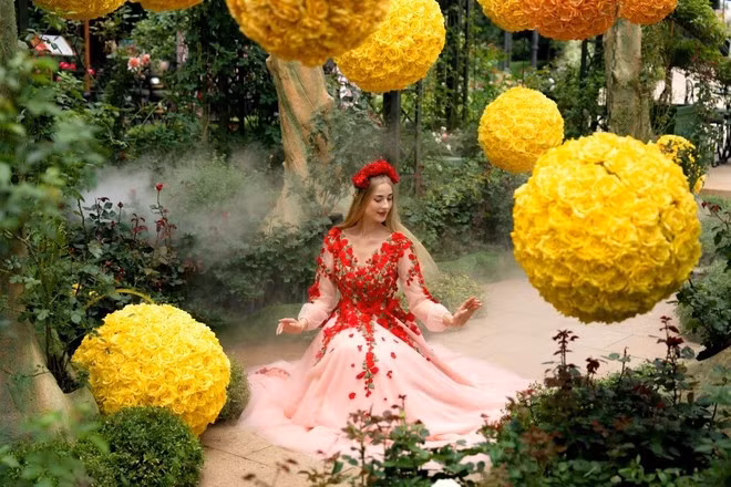 Lễ hội Hoa Hồng tại Bà Nà mang đến một không gian đầy cổ kính, ngợp ngời hương sắc.