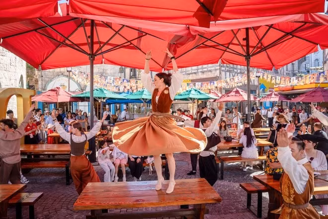 “Happy Fair” mang đến không khí lễ hội rộn ràng, tưng bừng, kéo du khách hòa vào cuộc vui không khoảng cách.