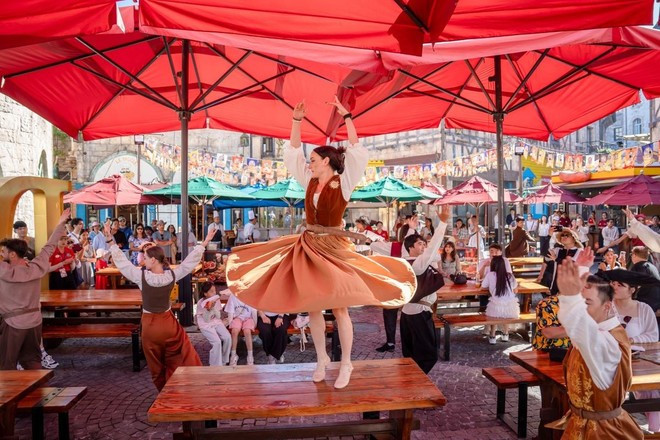 “Happy Fair” mang đến không khí lễ hội rộn ràng, tưng bừng, kéo du khách hòa vào cuộc vui không khoảng cách. “Happy Fair” mang đến không khí lễ hội rộn ràng, tưng bừng, kéo du khách hòa vào cuộc vui không khoảng cách.