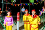 Hội bài chòi diễn ra tại làng biển Nhơn Hải, góp phần làm phong phú sản phẩm du lịch, gắn kết văn hóa truyền thống với không gian biển đảo. Ảnh: Ngọc Nhuận