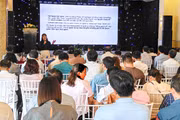 TS Lê Thị Thảo - Trưởng khoa Văn hóa Trường Đại học Hồng Đức (tỉnh Thanh Hóa), truyền đạt các nội dung của Luật Di sản văn hóa và các văn bản hướng dẫn thi hành tại lớp tập huấn. Ảnh: Ngọc Nhuận