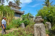 Ông Nguyễn Hữu Thục kể lại ký ức về ngôi đình An Lương khi còn nguyên vẹn trước khi bị thiên tai tàn phá. Ảnh: Ngọc Nhuận