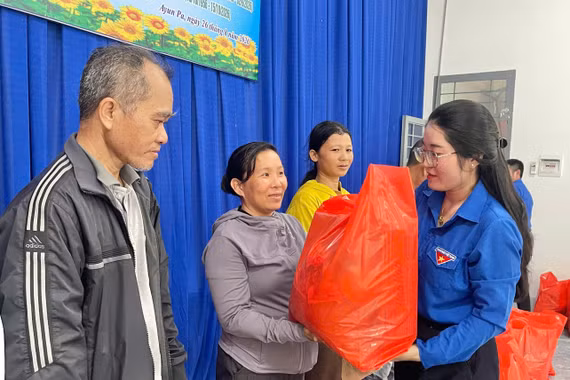 Bí thư Đoàn phường Ayun Pa Nguyễn Thị Như tặng quà cho các hộ nghèo. Ảnh: Vũ Chi