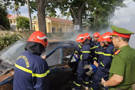 Lực lượng chuyên nghiệp triển khai phá cửa xe cứu người bị nạn. Ảnh: ĐVCC