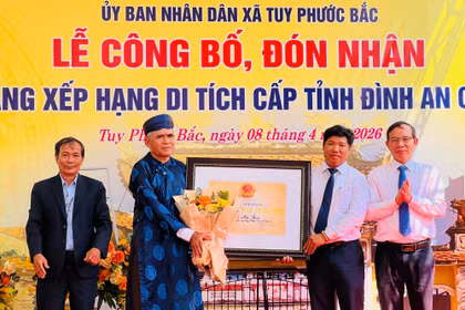 Ủy ban nhân dân xã Tuy Phước Bắc đón nhận bằng xếp hạng di tích cấp tỉnh đình An Cửu