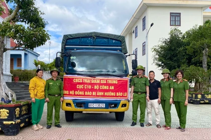 Trại giam Gia Trung quyên góp nhu yếu phẩm hỗ trợ đồng bào vùng lũ