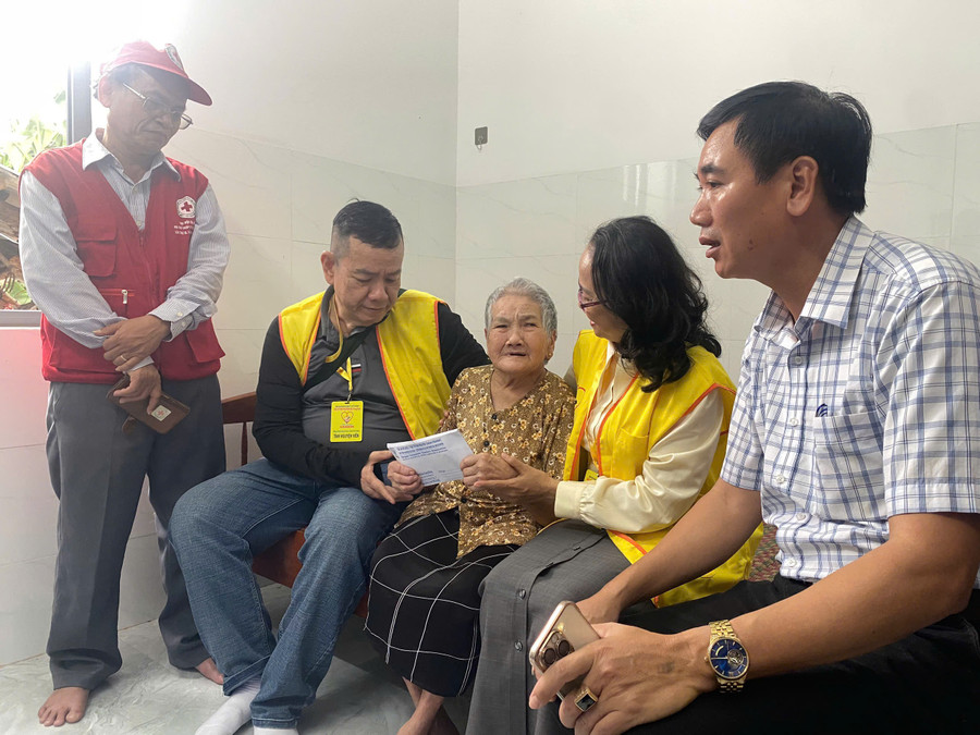 Đại diện lãnh đạo CLB, Hội CTĐ tỉnh Gia Lai và UBND phường thăm tặng quà Mẹ VNAH. Ảnh: Ánh Hồng hinh-8a.jpg