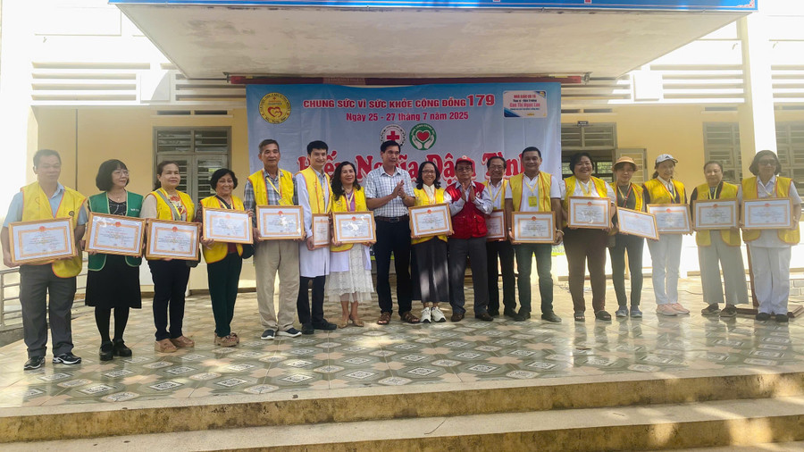 Lãnh đạo Hội CTĐ Gia Lai và UBND phường Tam Quan trao chứng nhận tri ân cho các cá nhân đóng góp cho chương trình. Ảnh: Ánh Hồng hinh-10.jpg