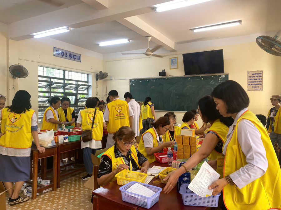 Các thành viên CLB chuẩn bị thuốc theo toa của bác sỹ kê cho bà con. Ảnh: Ánh Hồng hinh-6.jpg