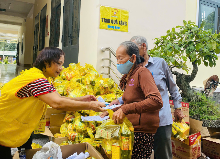 Ngoài được thăm khám, tư vấn sức khỏe và được cấp thuốc miễn phí, bà con còn được nhận quà của CLB hinh-7.jpg