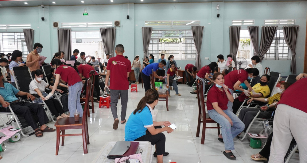 Đông đảo người dân tham gia hiến máu tình nguyện. Ảnh: Chu Hằng dsc01380.jpg
