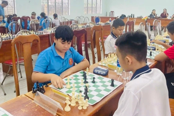 Gần 100 học sinh tranh tài Giải cờ vua mừng Ngày Nhà giáo Việt Nam 20-11