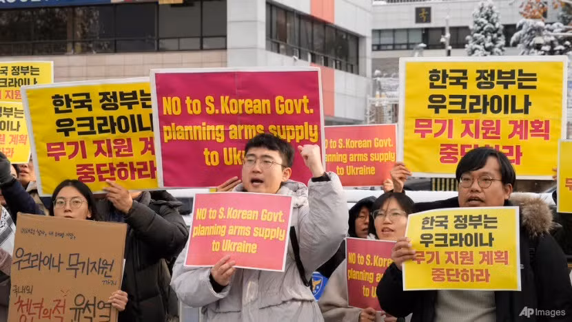 nguoi-dan-seoul-han-quoc-bieu-tinh-phan-doi-vien-tro-vu-khi-cho-ukraine-ngay-27-11-anh-ap.jpg