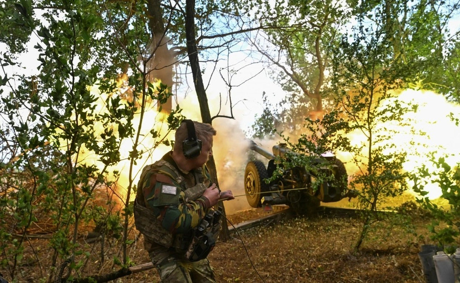 Binh sỹ Ukraine bắn lựu pháo về tiền tuyến phía Nga. Ảnh: Reuters ukraine-ban-luu-phao-ve-phia-nga-tai-tien-tuyen-anh-reuterss.jpg