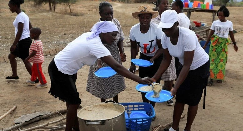 Phát cháo truyền thống tại vùng nông thôn Kotwa, Zimbabwe năm 2024. Ảnh: Reuters phat-chao-tai-vung-nong-thon-kotwa-zimbabwe-nam-2024-anh-reuters-sua.jpg