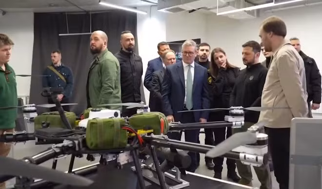 tong-thong-ukraine-zelensky-va-thu-tuong-anh-keir-starmer-tham-gian-hang-trung-bay-uav-anh-militarnyi.jpg