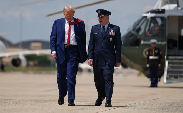 Tổng thống Trump (trái) tuyên bố Mỹ tấn công 3 cơ sở hạt nhân của Iran. Ảnh: New York Times tong-thong-trump-trai-tuyen-bo-my-tan-cong-3-co-so-hat-nhan-cua-iran-anh-new-york-timess.jpg