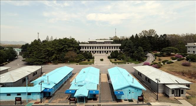 Làng đình chiến Panmunjom nằm trong khu phi quân sự Triều Tiên chia cách 2 miền. Ảnh: AFP/ TTXVN lang-dinh-chien-panmunjom-nam-trong-khu-phi-quan-su-trieu-tien-chia-cach-2-mien-anh-afp-ttxvn.jpg