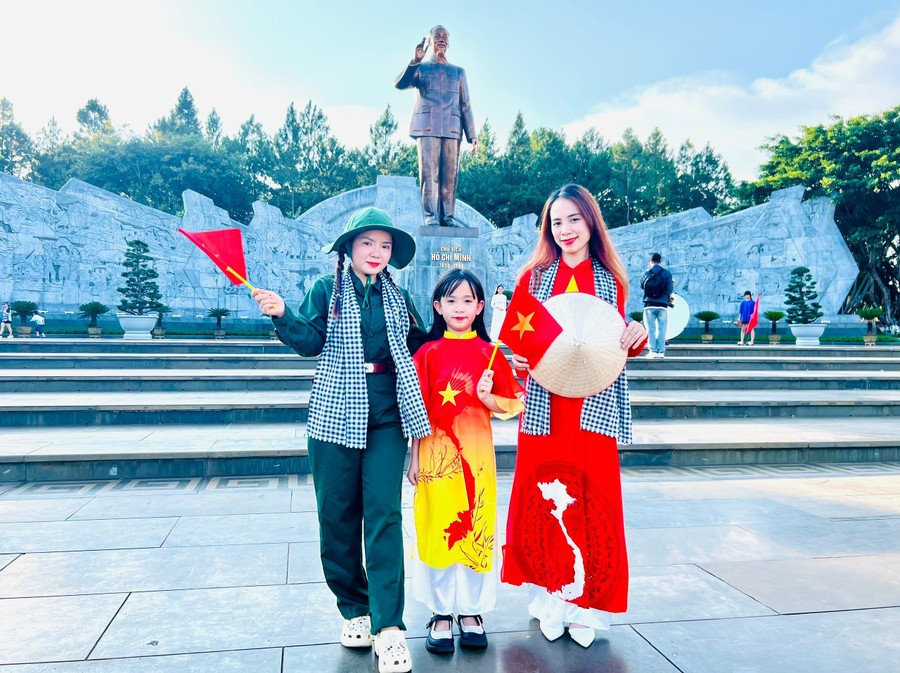 Người dân Gia Lai trước tượng Bác Hồ ở Quảng trường Đại đoàn kết, TP Pleiku, trong ngày hội 50 năm thống nhất non sông (30/4). Ảnh: Minh Nhật nguoi-dan-gia-lai-truoc-tuong-bac-ho-o-quang-truong-dai-doan-ket-tp-pleiku-trong-ngay-hoi-thong-nhat-non-song-30-4-1975.jpg