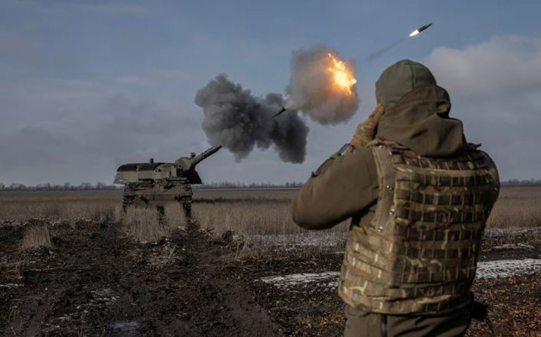 Binh sỹ Ukraine bắn lựu pháo về phía đối phương. Ảnh: Reuters binh-sy-ukraine-ban-luu-phao-ve-phia-doi-phuong-anh-reuters.jpg