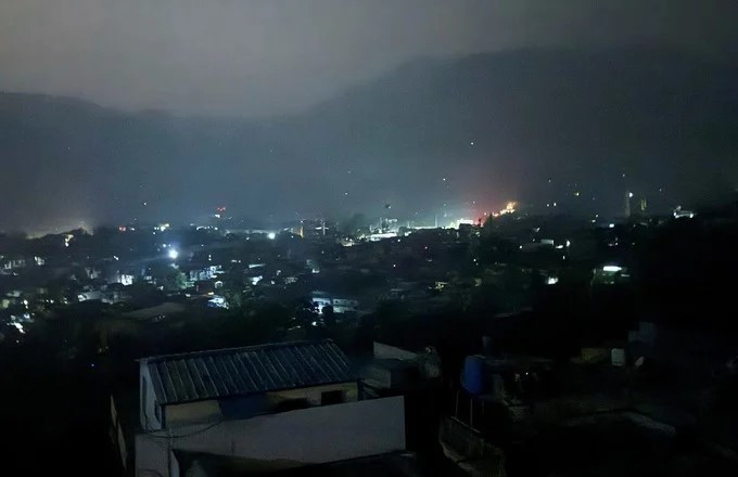 Khu vực Kashmir do Pakistan quản lý, người dân nghe tiếng nổ và tiếng máy bay phản lực ngang qua. Ảnh: Ruters khu-vuc-kashmir-do-pakistan-quan-ly-nguoi-dan-nghe-tieng-may-bay-phan-luc-ngang-qua-anh-reuters-sua.jpg