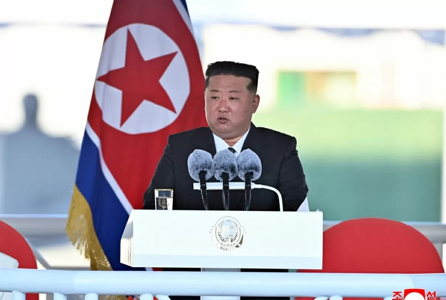 Nhà lãnh đạo Triều Tiên Kom Jong Un trong lễ hạ thủy tàu khu trục đa năng mới. Ảnh: KCNA nha-lanh-dao-trieu-tien-kom-jong-un-trong-le-ha-thuy-tau-khu-truc-da-nang-moi-anh-kcna-sua.jpg
