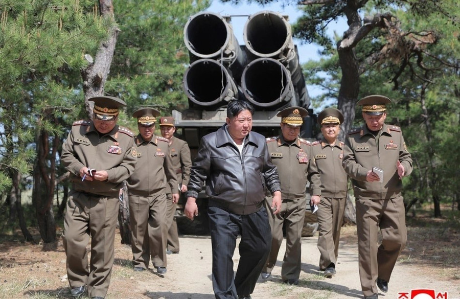 Nhà lãnh đạo Kim Jong-un giám sát cuộc tập trận ngày 8-5. Ảnh: KCNA nha-lanh-dao-trieu-tien-giam-sat-cuoc-tap-tran-ngay-8-5-anh-kcna-sua.jpg