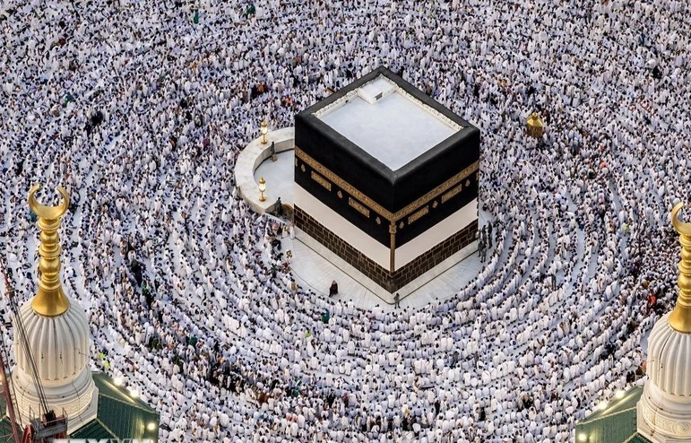 Tín đồ Hồi giáo cầu nguyện tại Đền thờ lớn ở Mecca, Saudi Arabia. Ảnh: AFP/TTXVN tin-do-hoi-giao-cau-nguyen-tai-den-tho-lon-o-mecca-saudi-arabia-anh-afp-ttxvn-sua.jpg