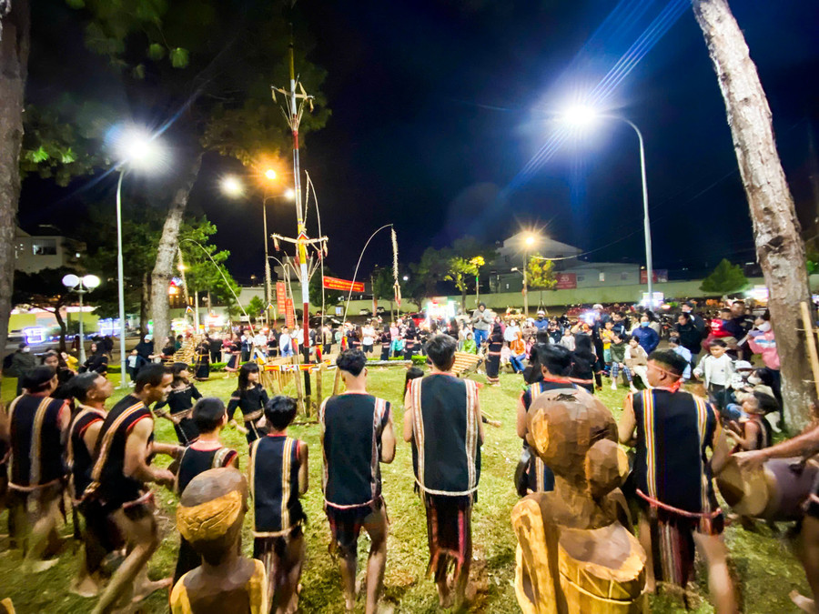 El grupo de gong de la aldea de Pleiku Roh toca para lugareños y turistas en el programa img-8317.jpg
