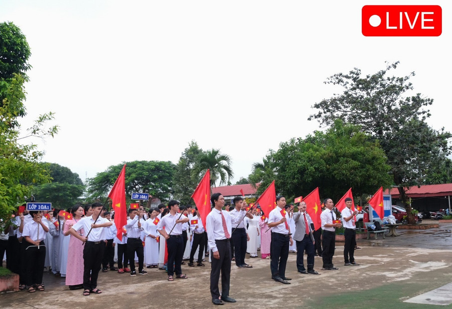 Học sinh lớp 10 được chào đón trong rừng cờ đỏ sao vàng. Ảnh: Hoàng Ngọc dscf0288-9096.jpg