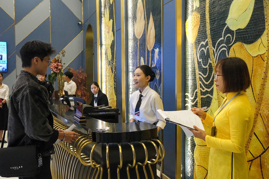Thí sinh thi nghiệp vụ lễ tân. Ảnh: Minh Châu dscf8476.jpg