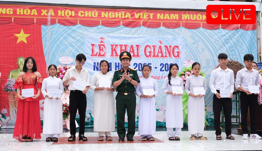 Đồng chí Nguyễn Thế Vinh-Ủy viên Ban Thường vụ Tỉnh ủy, Chỉ huy trưởng Bộ Chỉ huy quân sự tỉnh tặng học bổng Nay Der cho học sinh vượt khó học giỏi. Ảnh: Hoàng Ngọc dscf0320-6298.jpg