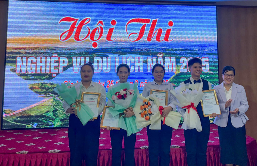 Phó Giám đốc Sở Văn hóa, Thể thao và Du lịch trao giải cho các thí sinh đạt giải cao nhất hội thi. Ảnh: Minh Châu img-1332.jpg