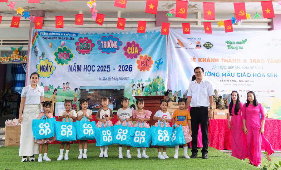 Hoàng Như Yến (ngoài cùng bên trái) luôn hướng về quê hương với những dự án thiết thực như xây trường, nuôi em... Ảnh: Minh Châu img-1157.jpg