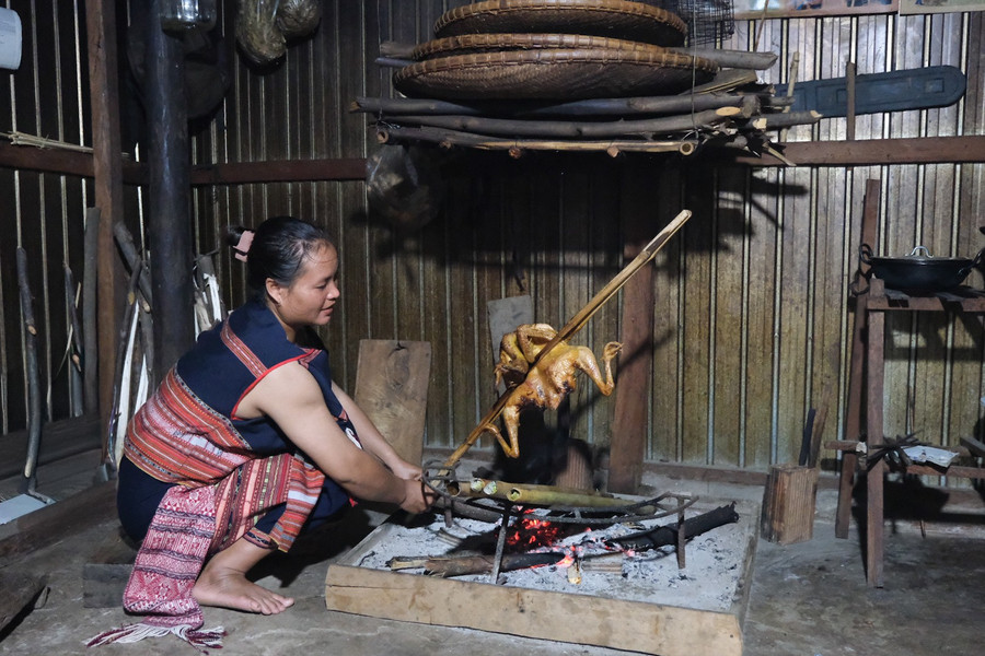 អ្នកស្រី Dinh Thi Nhung (ភូមិ Stor ឃុំ To Tung) មាន់អាំងដើម្បីព្យាបាលភ្ញៀវ។ រូបថត៖ Hoang Ngoc dscf5130.jpg