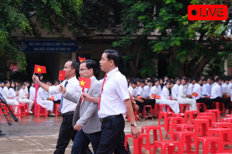 Giáo viên trường THPT Ia Ly chào đón các em học sinh vào lớp 10. Ảnh: Hoàng Ngọc dscf0285-2971.jpg