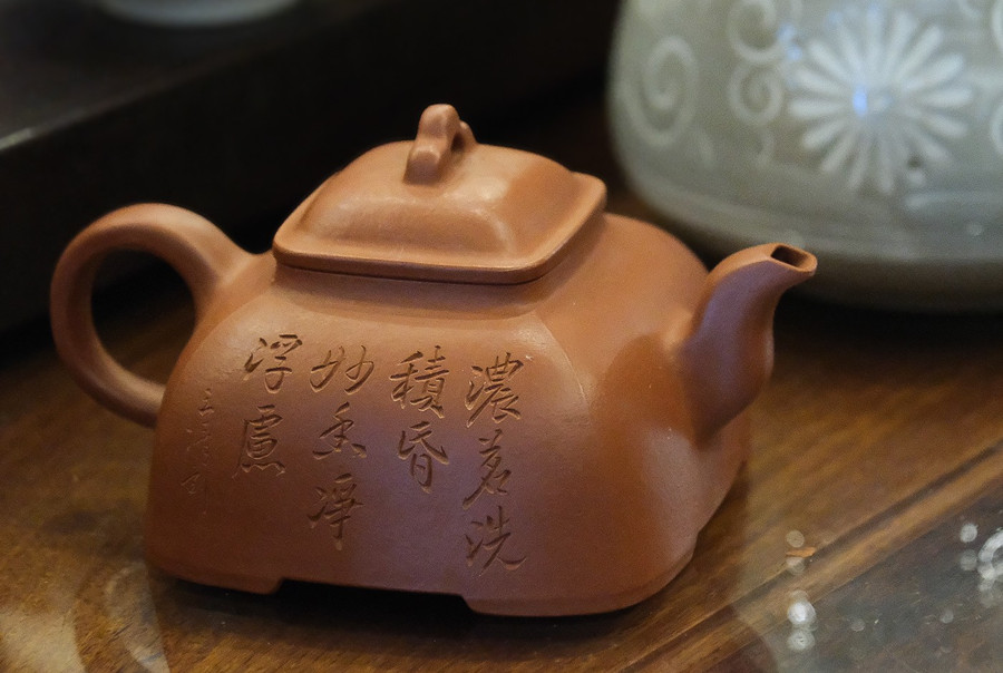 Ấm Hồ Lăng với hình cây cầu kiều trên nắp ấm-thuộc bộ sưu tập ấm của anh Bùi Huy Thông. Ảnh: Hoàng Ngọc am-ho-lang-voi-hinh-cay-cau-kieu-tren-nap-am-co-gia-tren-20-trieu-dong-thuoc-bo-suu-tap-am-cua-anh-bui-huy-thong.jpg