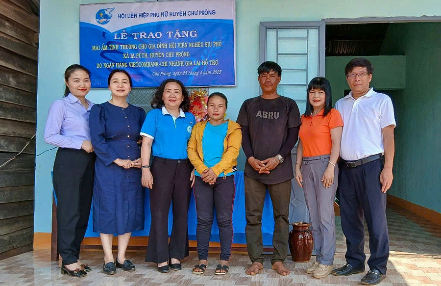Trao nhà “Mái ấm tình thương” cho gia đình chị Siu Phô (làng Chư Kó, xã Ia Púch, huyện Chư Prông). Ảnh: Thúy Na h1.jpg