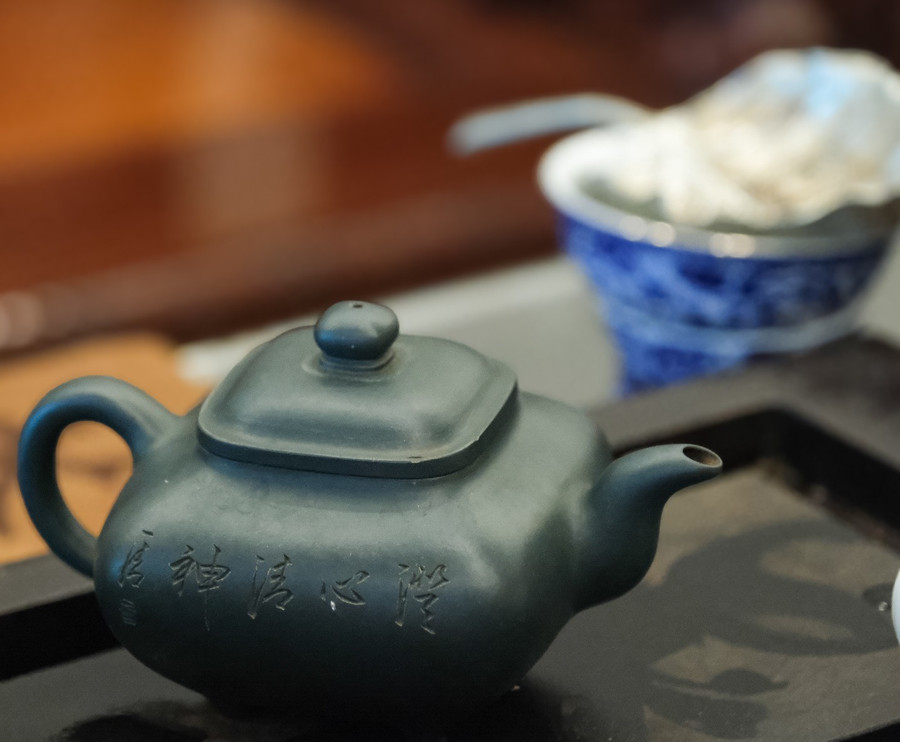 Ấm Tuyền Lô có màu xanh lục như tụ lại màu trà xanh trăm năm trên thân ấm. Ảnh: Hoàng Ngọc dscf0446.jpg