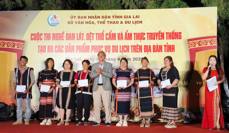 Ông Nguyễn Tấn Thành (giữa)-Chủ tịch Hiệp hội du lịch khuyến khích các đội tham gia thi ẩm thực. Ảnh: Minh Châu img-1136.jpg