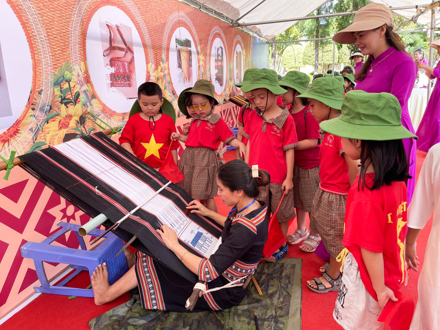 Cuộc thi tay nghề của các nghệ nhân thu hút học sinh đến tham quan, tìm hiểu. Ảnh: Hoàng Ngọc img-0657.jpg