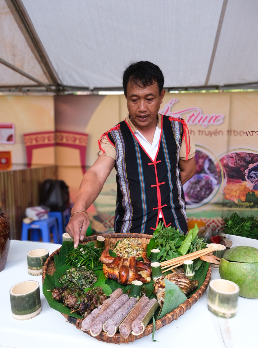 Mâm cơm truyền thống còn là một câu chuyện về đời sống, phong tục của cộng đồng. Ảnh: Hoàng Ngọc dscf4834-2.jpg