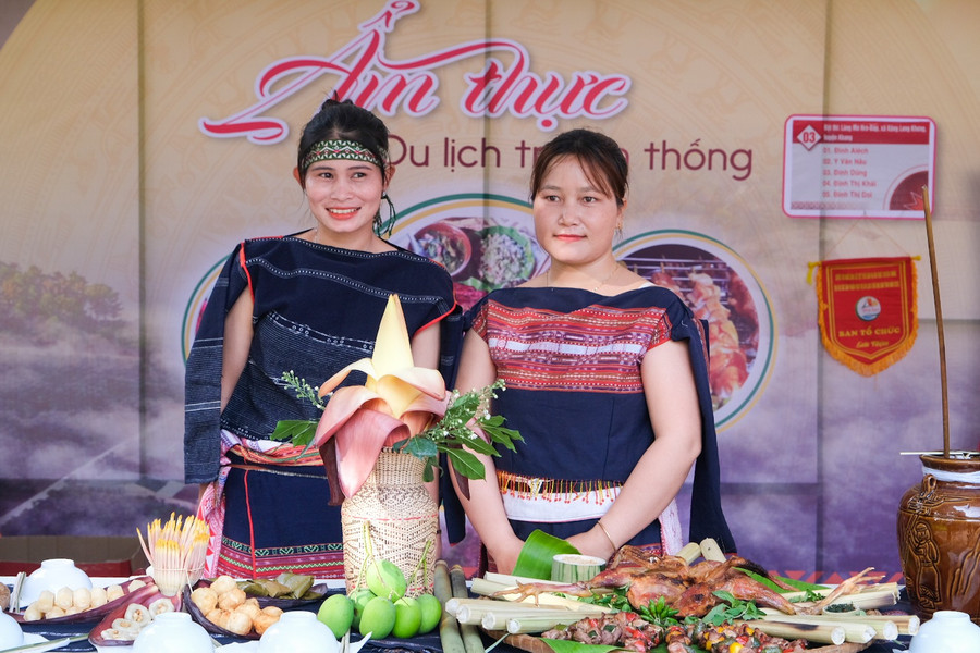 Ẩm thực truyền thống của người Bahnar đến từ làng du lịch cộng đồng Mơ Hra-Đáp (xã Kông Lơng Khơng, huyện Kbang). Ảnh: Hoàng Ngọc dscf4808-2.jpg