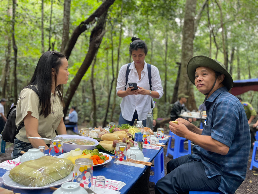 Du khách thưởng thức bữa ăn giữa rừng cây. Ảnh: Hoàng Ngọc img-7409.jpg