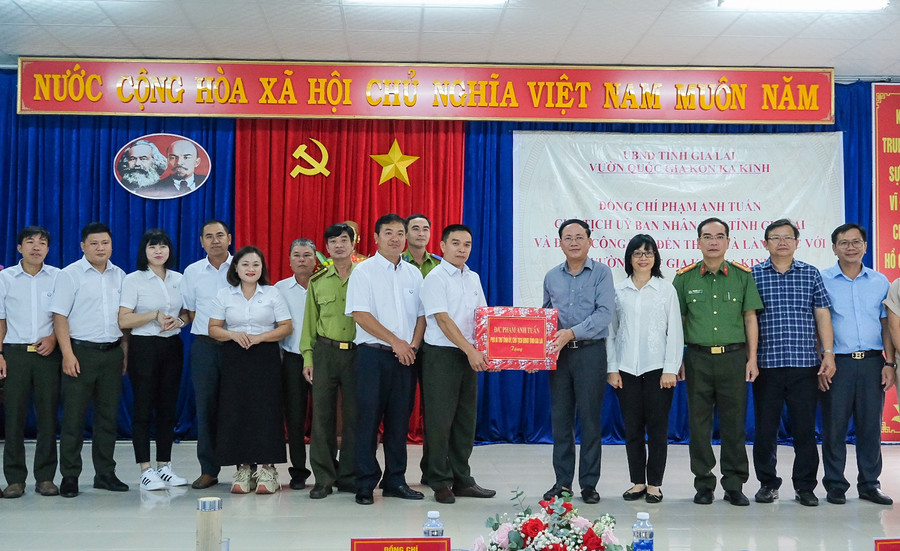 Chủ tịch UBND tỉnh Gia Lai tặng quà động viên cán bộ, nhân viên VQG. Ảnh: Hoàng Ngọc dscf6706-2.jpg