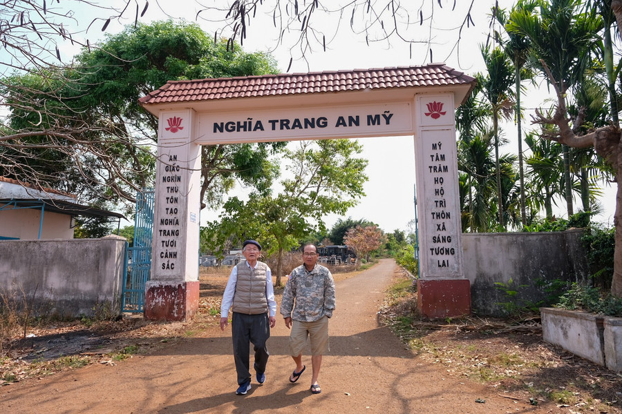 Đôi câu đối trước cổng nghĩa trang An Mỹ cũng là tình yêu một đời của ông Sáu Quyết dành cho vùng đất An Phú. Ảnh: Hoàng Ngọc ong-doan-tien-quyet-bia-trai-la-nguoi-da-co-cong-lao-ton-tao-lai-nghia-trang-an-my-xa-an-phu.jpg