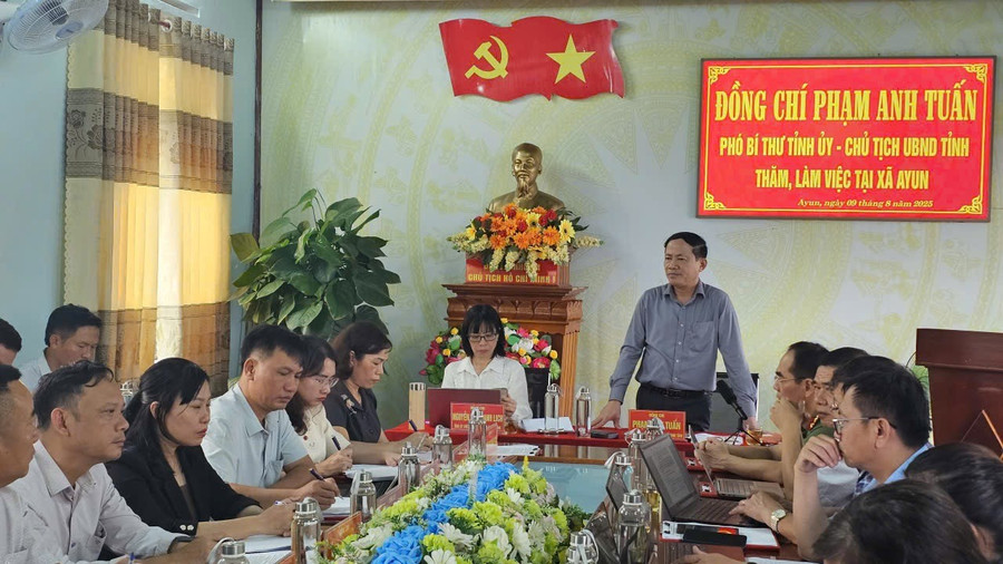 Chủ tịch UBND tỉnh Phạm Anh Tuấn làm việc tại xã Ayun. Ảnh: Đức Hải img-7704.jpg