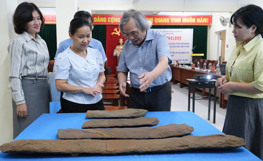Đàn đá được phát hiện tại di tích khảo cổ Plei Ring. Ảnh: Hoàng Ngọc dscf0084.jpg